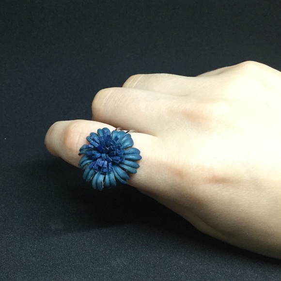 Collection of 4 adjustable leather flower rings - Picture 3 of 14